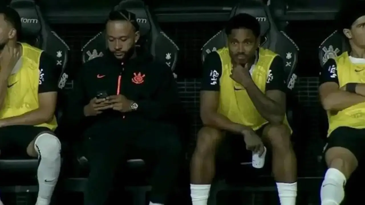 عقوبة تنتظر ديباي بعد استخدامه الهاتف أثناء تواجده في دكة الاحتياط